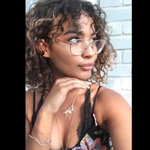 Meet your Posher, Maya